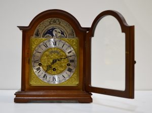 Reloj pared,estilo isabelino,maquinaria alemana y carrillón